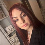 Studentessa del quinto anno di liceo che aiuta a svolgere compiti/studiare